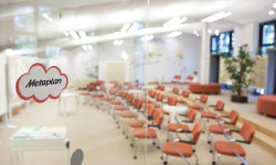 Comment aménager la salle en réunion plénière et en mini-groupes ?